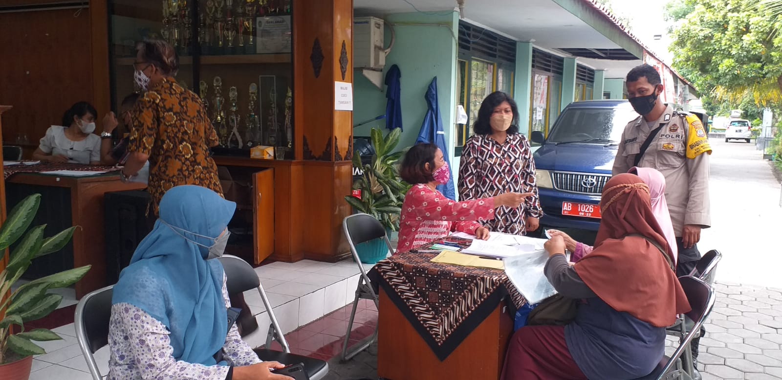 Penyaluran Bantuan Sosial KKS PPKM Kemensos di Kelurahan Notoprajan