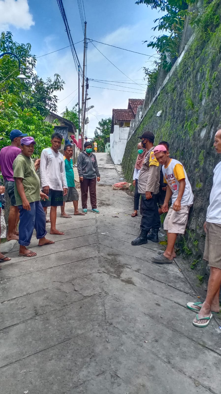 Kerja Bakti Penanganan Jalan Amblas Di Tejokusuman Kelurahan Notoprajan