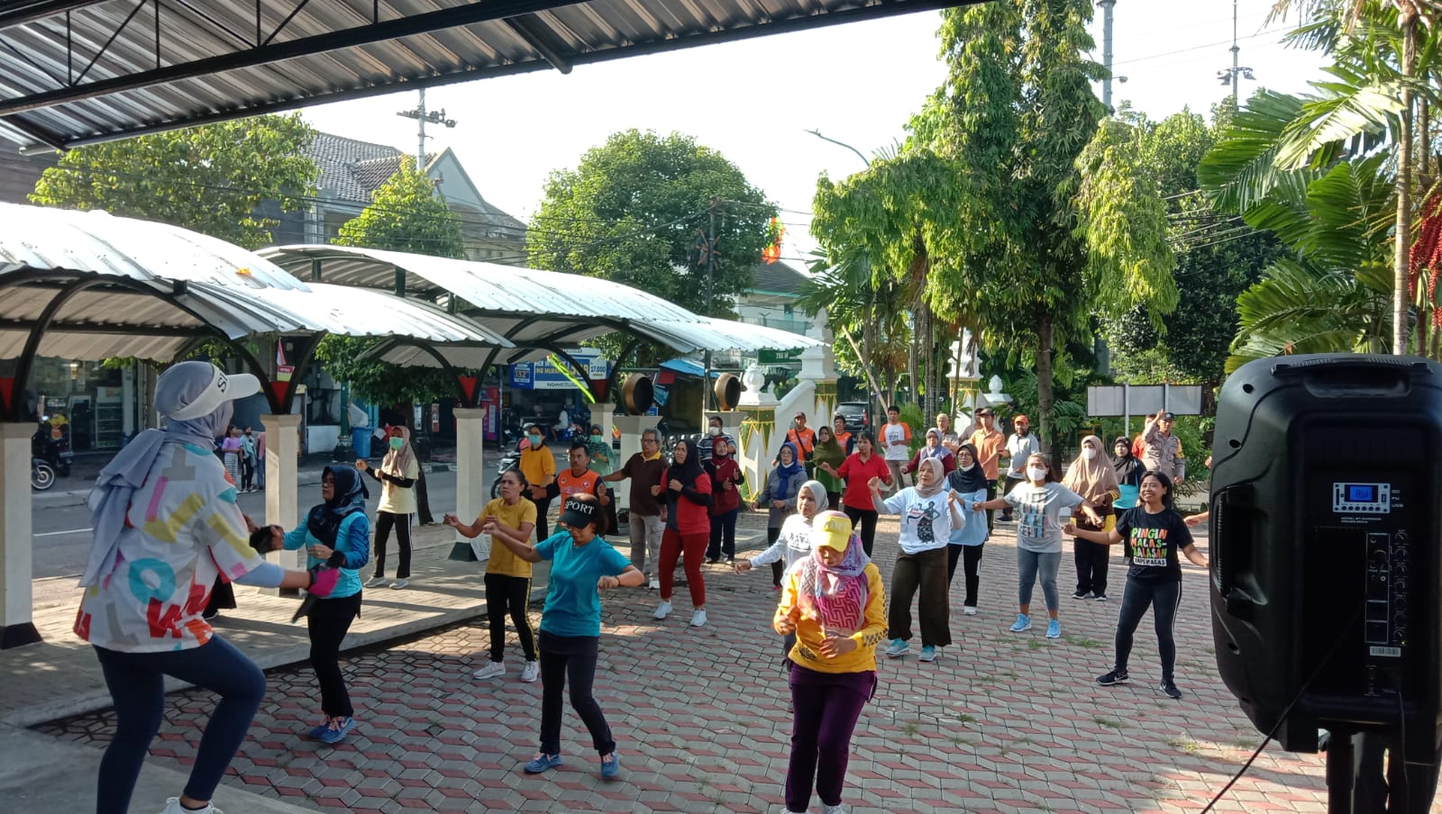 Senam Bersama Masyarakat di RTHP Gendingan Kelurahan Notoprajan